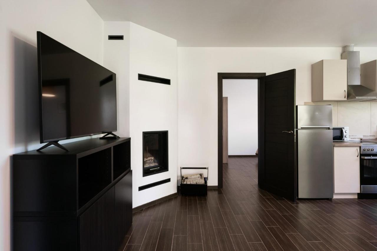 3 Between Two Lakes Apartment